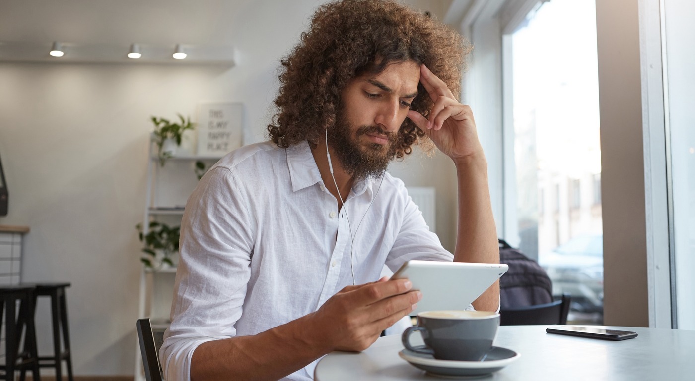 Des extensions gratuites peuvent améliorer votre confort de lecture sur écran. Testez-les, car à haute dose, la lecture sur un écran peut entraîner une grande fatigue visuelle. (Freepik/nakaridore) extension-lecture-ecran