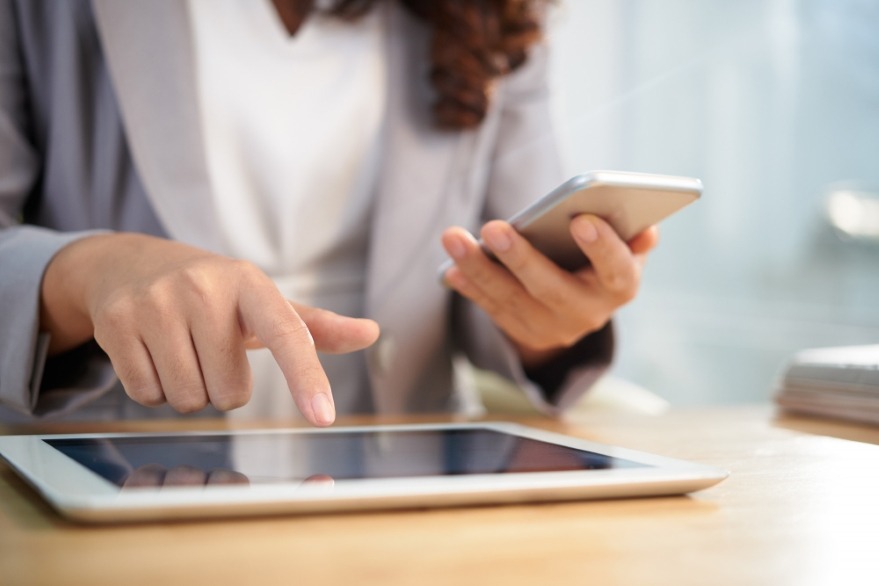 Aujourd’hui dans les entreprises, la signature électronique est de plus en plus utilisée. (Freepik/pressfoto) femme-daffaires-tablette-numerique