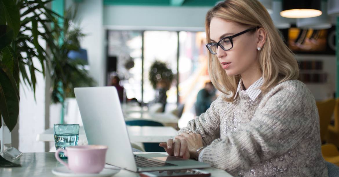 Attention : sauf quelques exceptions, les tarifs de ces bases de données ne sont pas affichés. A l’utilisateur de prendre contact avec le prestataire. (Crédit : Freepik) femme-ordinateur