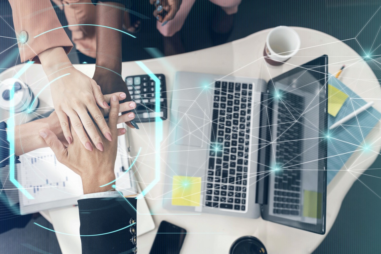 Grâce à ses fonctionnalités, la Digital Workplace est en mesure de répondre à de nombreux enjeux liés au travail hybride : collaboration, communication, sécurité et accessibilité des documents, etc. (Freepik) collaboratif-numerique-professionnel-digital