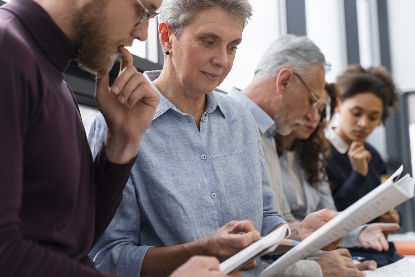 À la question "envisagez-vous de suivre une formation à l’avenir", plus des deux tiers des répondants déclarent vouloir se former dans les deux prochaines années (plus de 40 % dans les douze mois). (Freepik) Formation-competences-metiers-veille-documentation-grande-enquete-2024