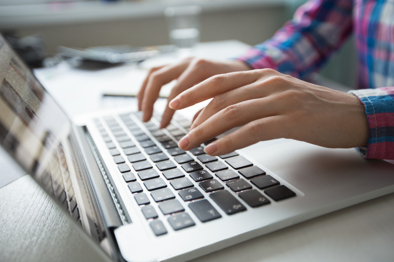 La GED couvre la quasi-totalité des étapes du parcours d'un document. (Freepik/Katemangostar) ordinateur-mains-clavier-professionnel