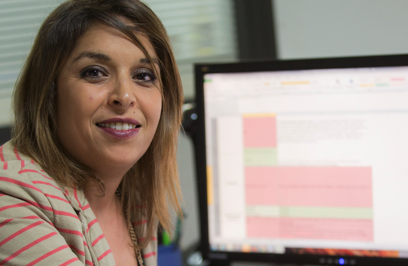 La force de Gestform réside notamment dans ses 420 collaborateurs et ses 3 sites de production certifiés (Toulouse, Bordeaux, Paris). Femme devant un ordinateur