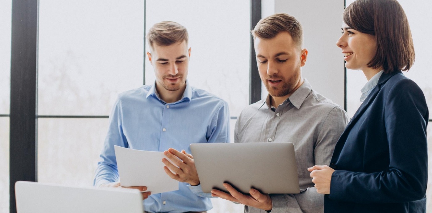 Pour 2022, les tendances semblent se diriger vers le cloud. En effet, les solutions de gouvernance de l'information vieillissantes sont remplacées par une nouvelle génération disponible via le cloud. (Freepik/senivpetro) gouvernance-information-editeurs