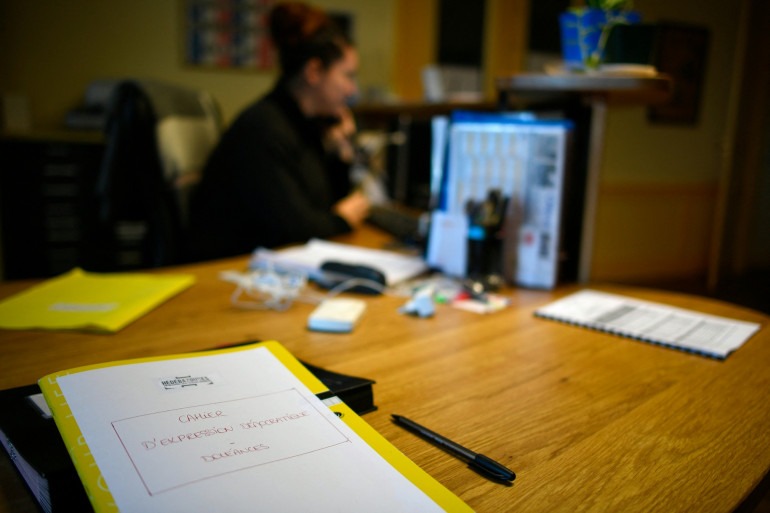 Cahiers de doléances à la mairie d'Hédé-Bazouges (35) (Damien Meyer / AFP)
