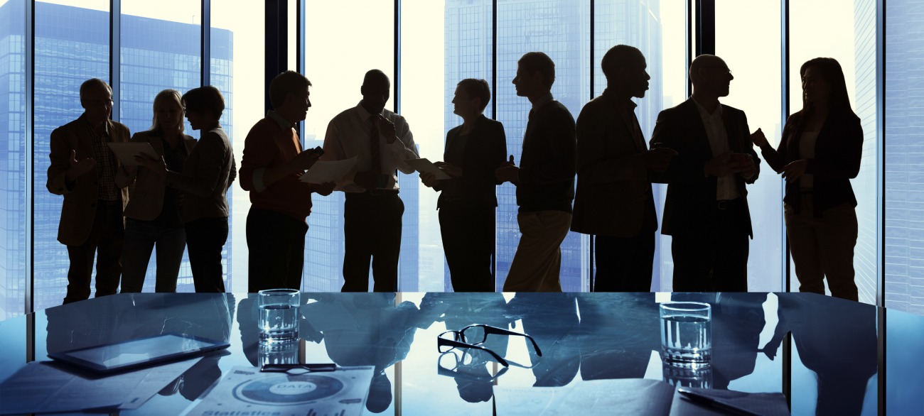 Les grandes entreprises, elles aussi, sont confrontées à l'éparpillement des données, au manque de collaboration, à une sécurité mise à mal et des difficultés d’accès. (Freepik/rawpixel.com) groupe-entreprise-reunion