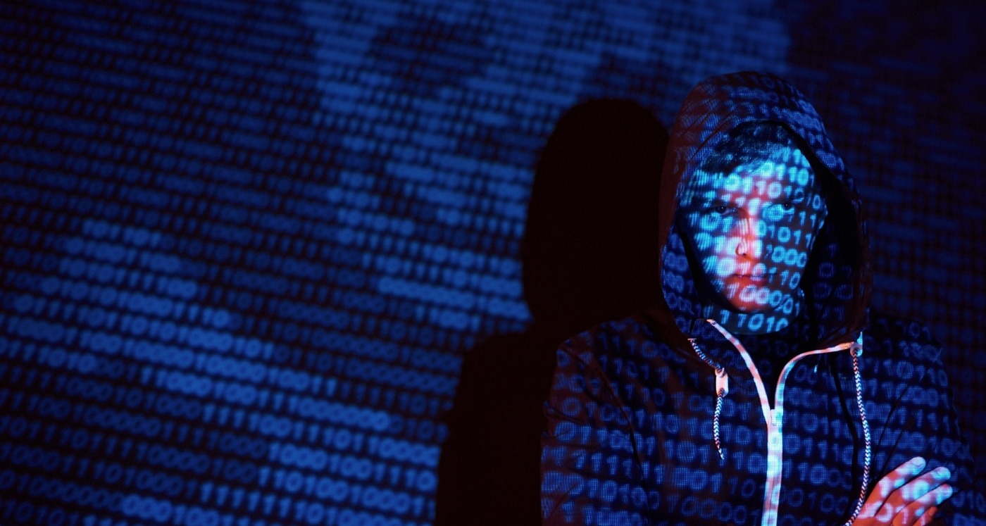 Rabbin des Bois et Brice Augras sont deux hackers qui exercent aujourd'hui avec éthique et dans la légalité. Leurs objectifs : élever les consciences numériques et rendre internet plus sûr. (Freepik/standret) hacker-pirate-informatique