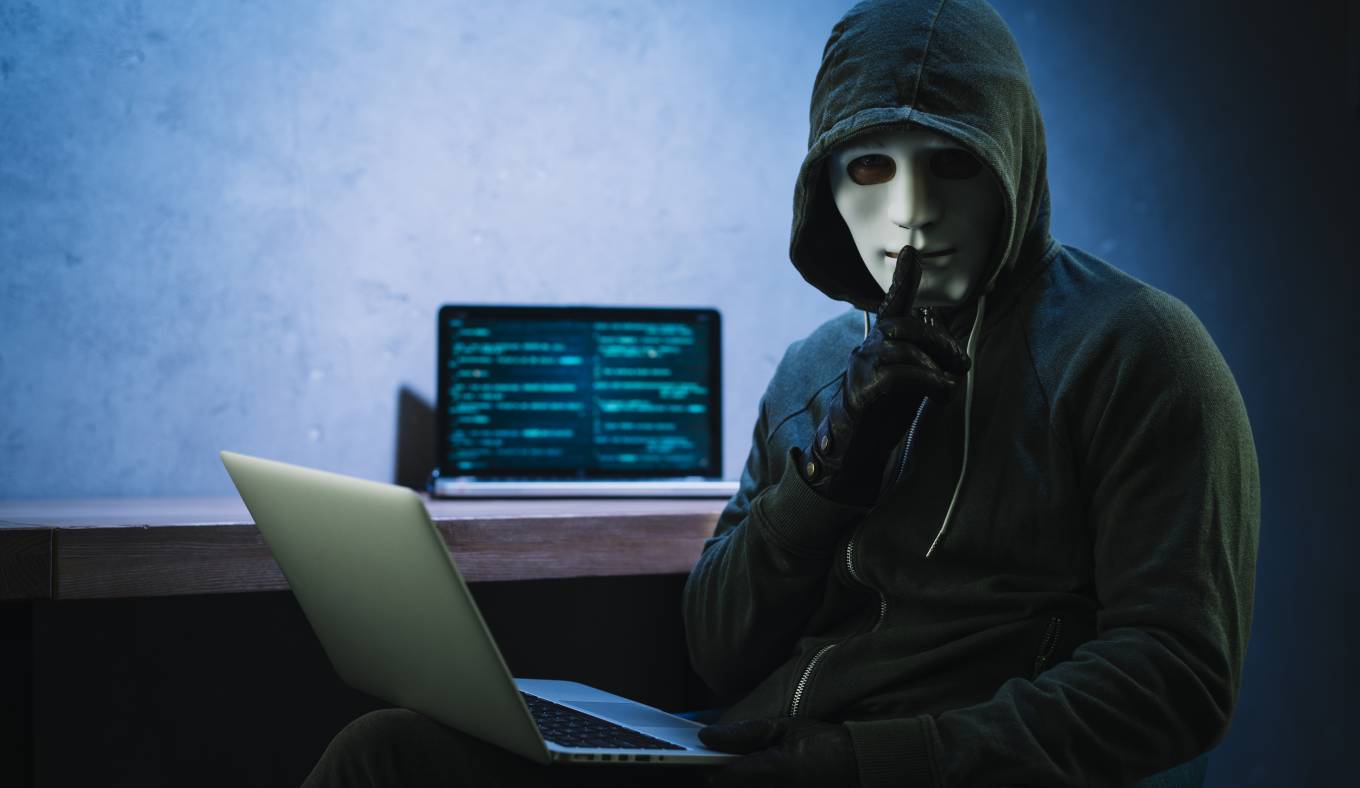 En prévision des élections municipales de 2020, Rémi Kouby Manager cybersécurité chez CGI Business Consulting, estime que les citoyens doivent "aller voir les candidats et leur demander ce qu'ils comptent faire en matière de cybersécurité" (Freepik) hacker-collectivite-cyberattaque-ville