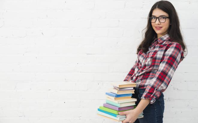 Les bibliothèques d'Hirel, La Fresnais, La Gouesnière et Saint-Benoît-des-Ondes, se sont réunies en association afin de mutualiser la réalisation de supports de communication, le prêt ou l'achat de matériel. (Illustration / Freepik) adolescente-livres