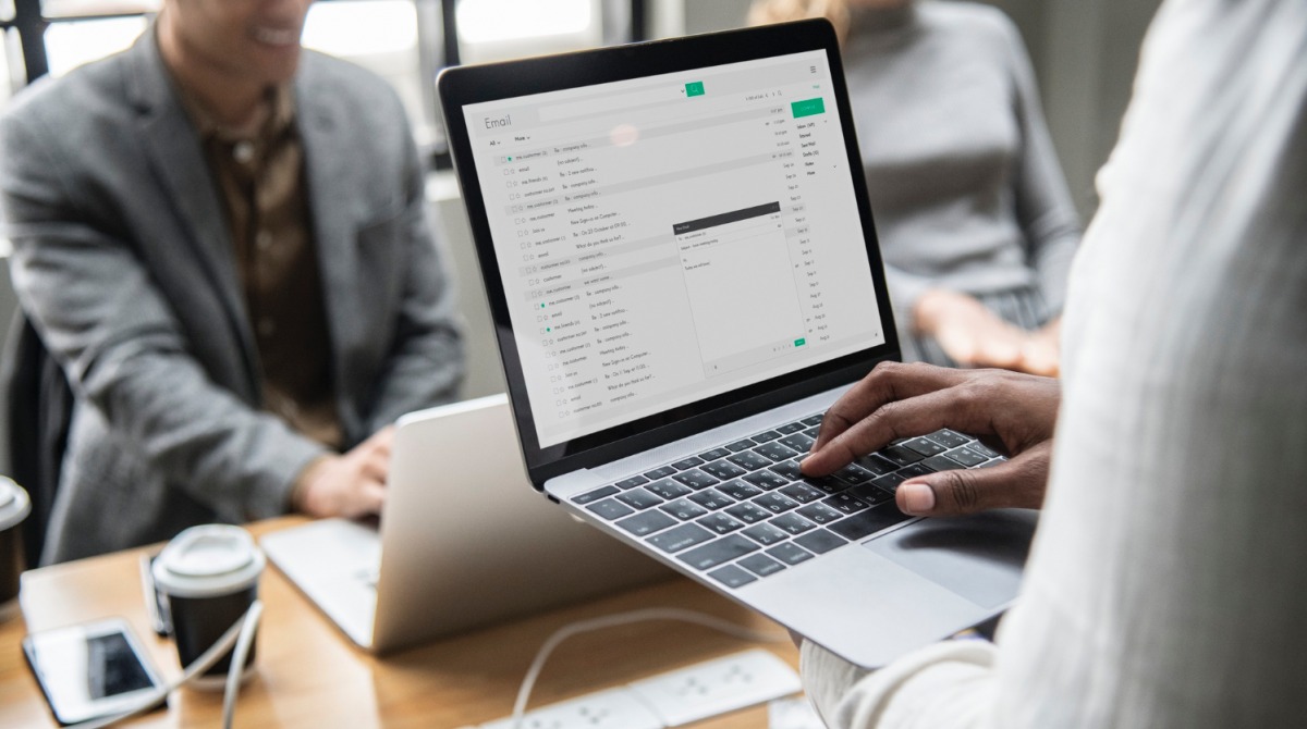 homme-verifiant-son-email-ordinateur-portable