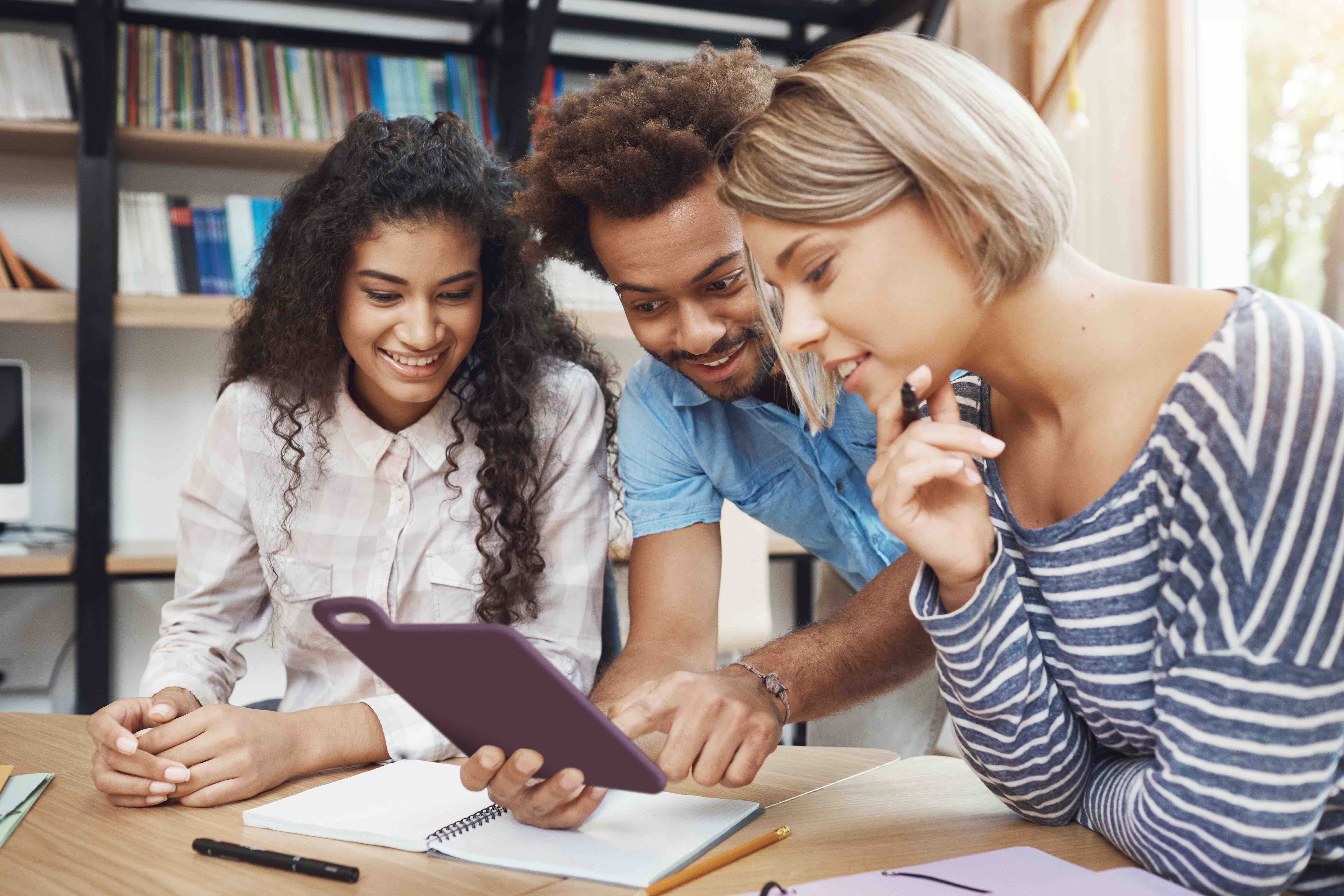 Hublet suit les nouveaux modes de consommation des usagers en matière de ressources numériques. Personnes autour d'une tablette