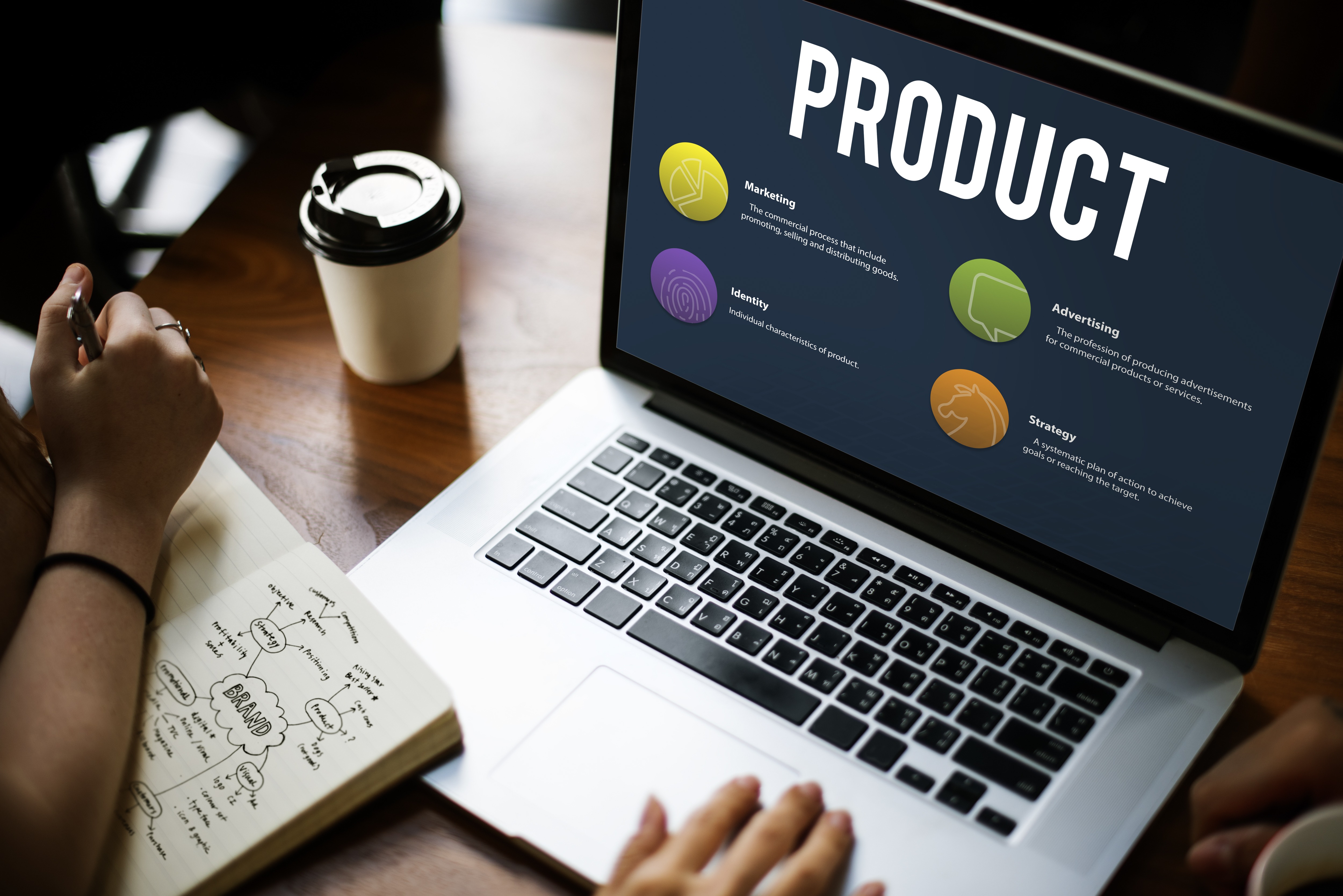 Découvrez les 7 acteurs majeurs du Product Information Management, outil essentiel dans la gestion et la diffusion d'informations produits au sein de votre organisation. (Freepik/rawpixel) PIM-sept-logiciels-passés-au-crible