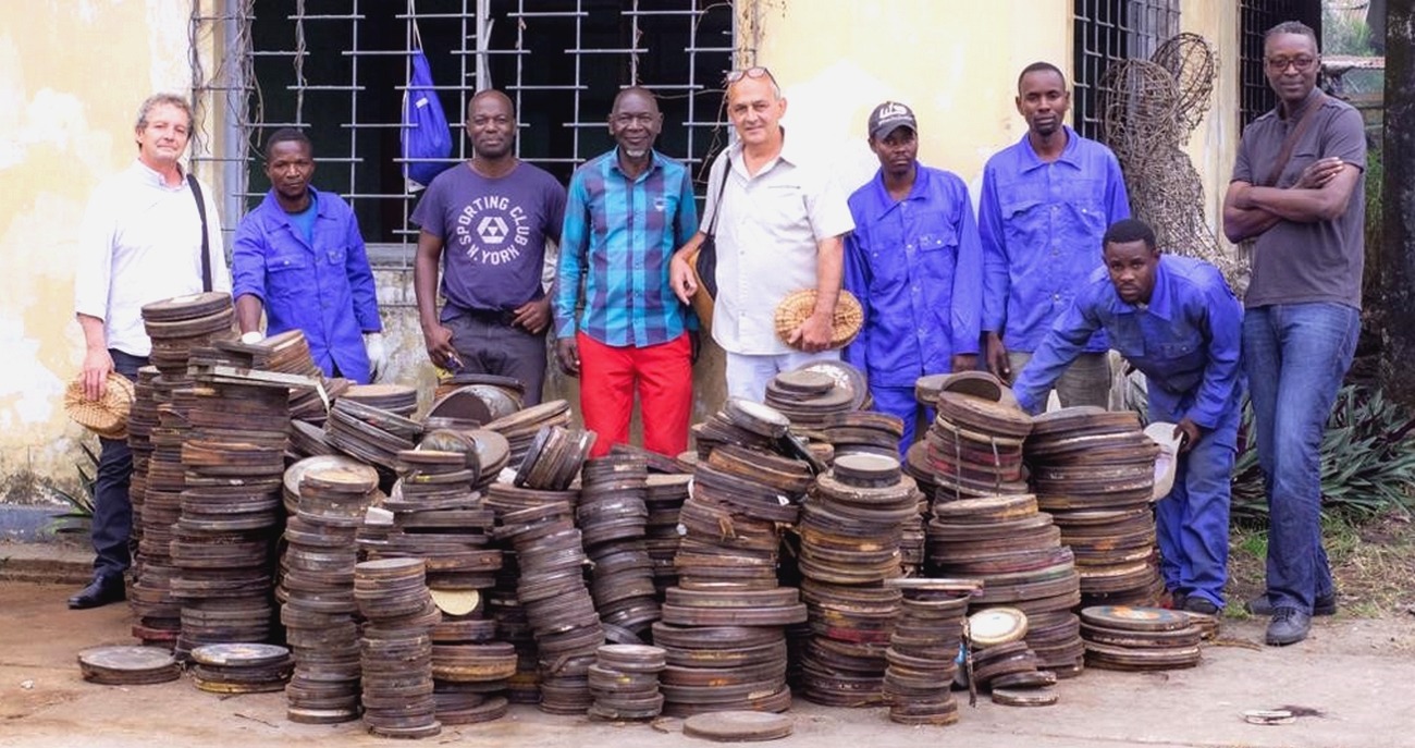 Plus de 2 000 boîtes film ont été analysées durant la mission de l'Ina à la Maison des Archives Congo. L’analyse des supports film et vidéo a mis en évidence d’importantes dégradations. (Aude May) INA-archives-congo