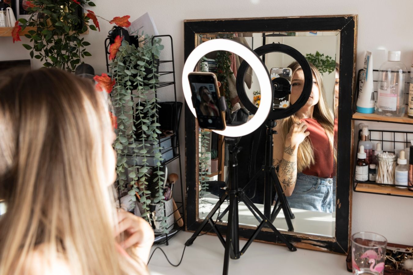 Selon la DGCCRF, 6 influenceurs sur 10 ne respectaient pas la réglementation sur la publicité et les droits des consommateurs. (Canva) loi-encadrement-desinformation-influenceur-reseaux-sociaux