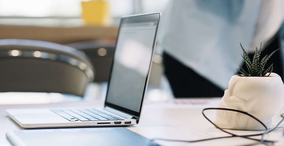 De la génération de texte à l'aide à l'indexation, en passant par la transcription, la mise à disposition d'un moteur de recherche ou encore la création de chatbots, les cas d'usage de l'IA dans les digital workplaces sont variés (Freepik).