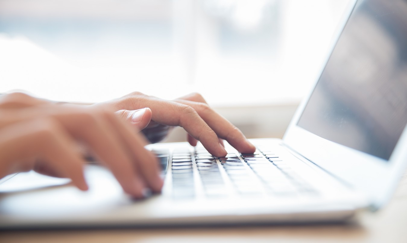 Pour accompagner sa transition numérique, le Maroc a mis en avant les connaissances et les compétences des étudiants qui ont suivi des formations à l’ESI. (Katemangostar/Freepik) transition-numerique-intelligence-economique-maroc