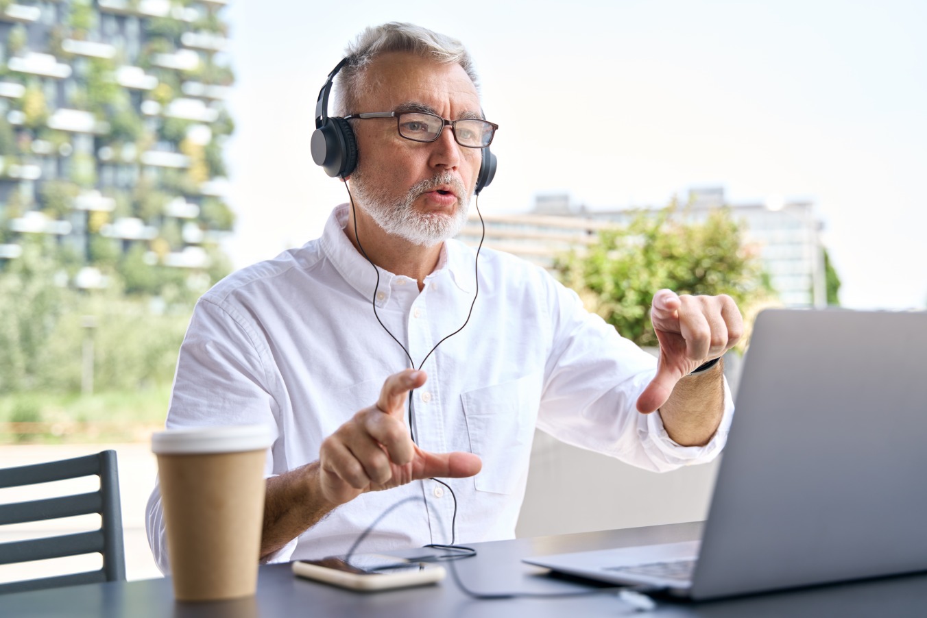 La généralisation du travail hybride nécessite des changements importants dans la façon de manager les équipes. (DR/Jamespot) collaborateur-teletravail-travail-hybride-ordinateur-visioconference