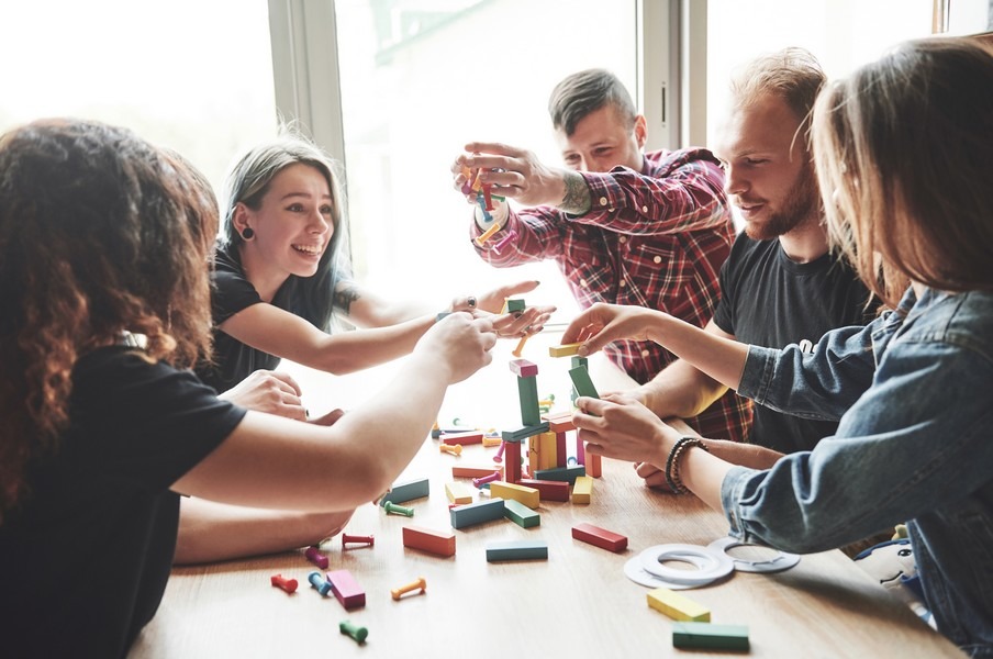 Chez les enfants, les jeux de société développent la capacité d’attention, la mémoire, l’esprit logique, le sens de l’observation et le langage. Chez les adultes, ils permettent de renforcer les liens et de réduire le stress (Stradet/Freepik).