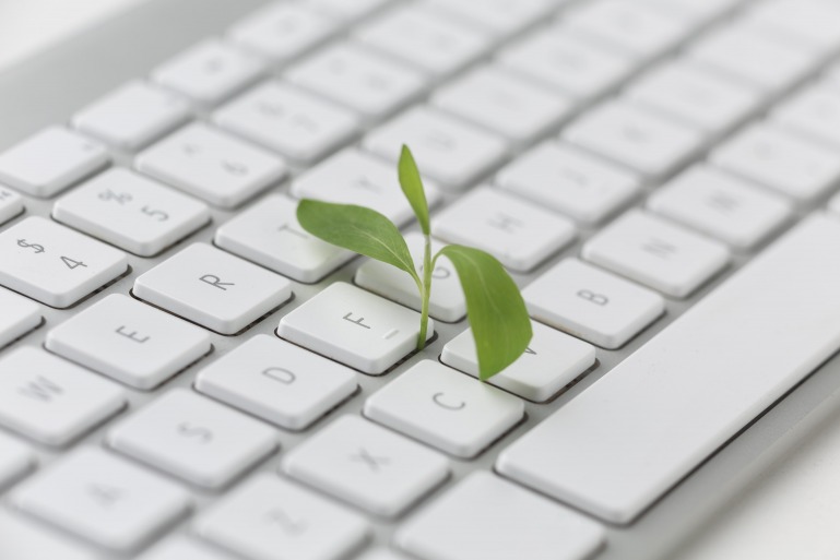 Pour diminuer l'impact environnemental du livre papier, Cyberlibris offre aux utilisateurs un accès total à l'information, en streaming et plus durable ! clavier-ordinateur-blanc-petite-plante