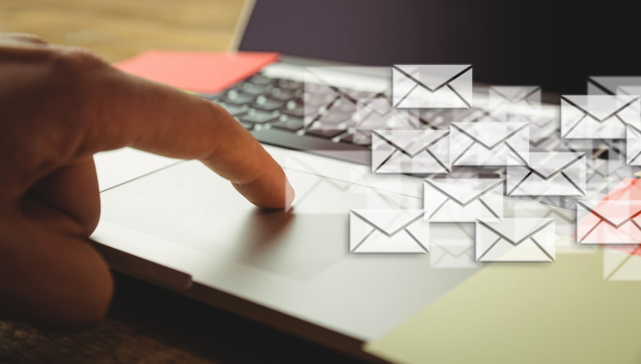 De nombreux documents sensibles ne sont pas transmis par voie électronique. Entre autres, 50 % des factures sont encore envoyées via courrier papier. (Freepik/creativeart) kodak-alaris-gestion-courrier-transformation-numerique-automatisation