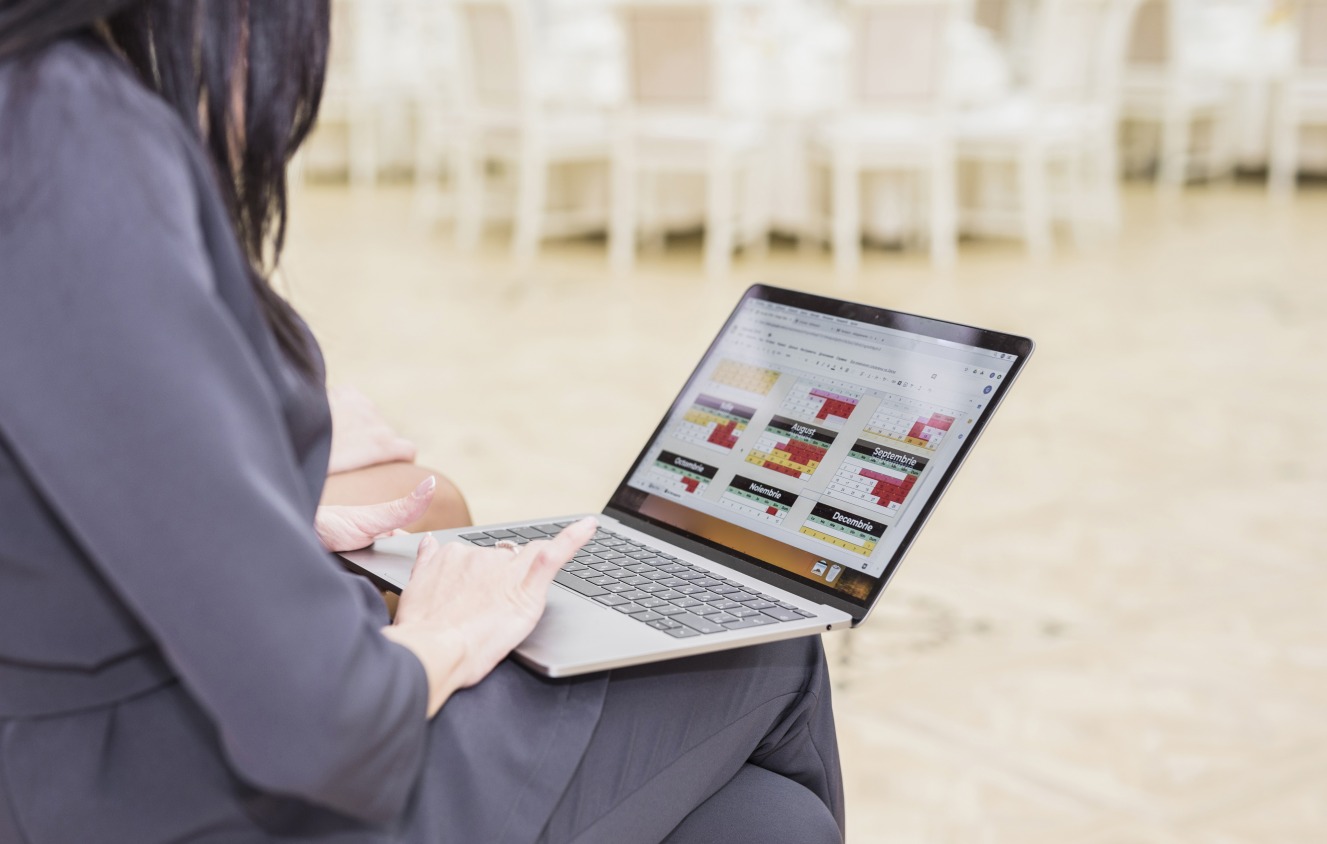 Grâce à la "Capture au point d'origine", les documents sont numérisés dès leur entrée au sein des organisations et mis à disposition des collaborateurs. (Freepik) ordinateur-business-travail-dematerialisation-digital-workplace-reunion