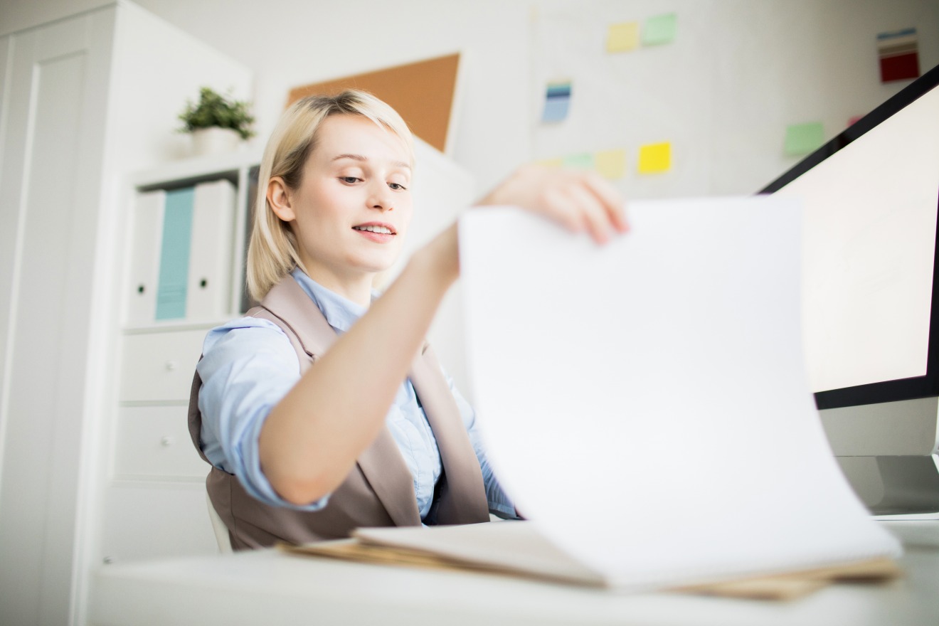 Secretaire-positive-visualisation-papiers-bureau