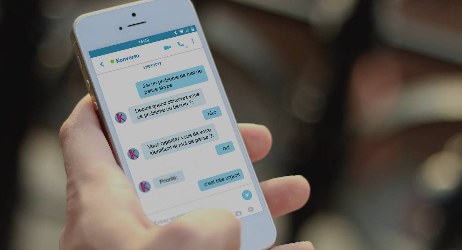 En intégrant une base de connaissance des diagnostics, de résolution d’incidents et autres demandes fréquentes, le chatbot peut traiter de manière autonome un certain nombre de cas. (Konverso) konverso-chatbot