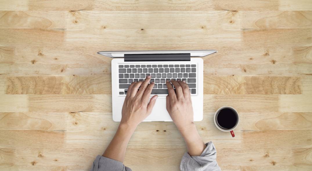 Grâce au mini-Mooc développé par Serda-Formation et Archimag, chacun peut se former à son rythme et où il le souhaite, à un cycle de veille réussi ! (Freepik) ordinateur