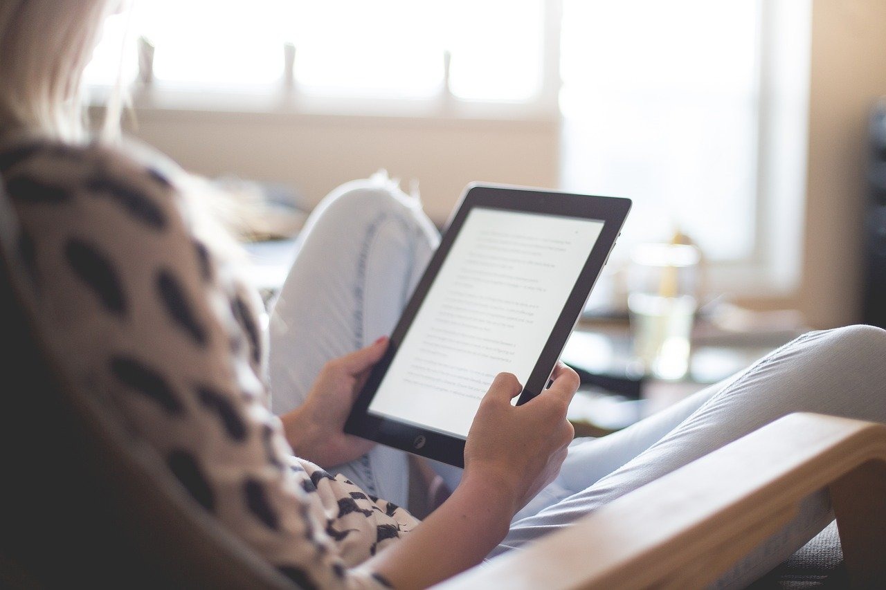 64% des Français de plus de 15 ans ont lu des livres imprimés ou numériques pendant le confinement (Pixabay / Pexels)