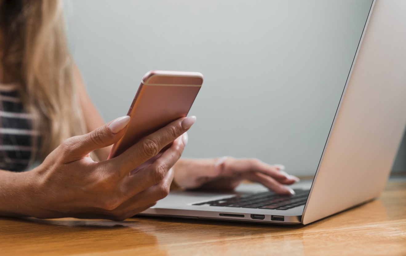 femme-ordinateur-signature-code-smartphone