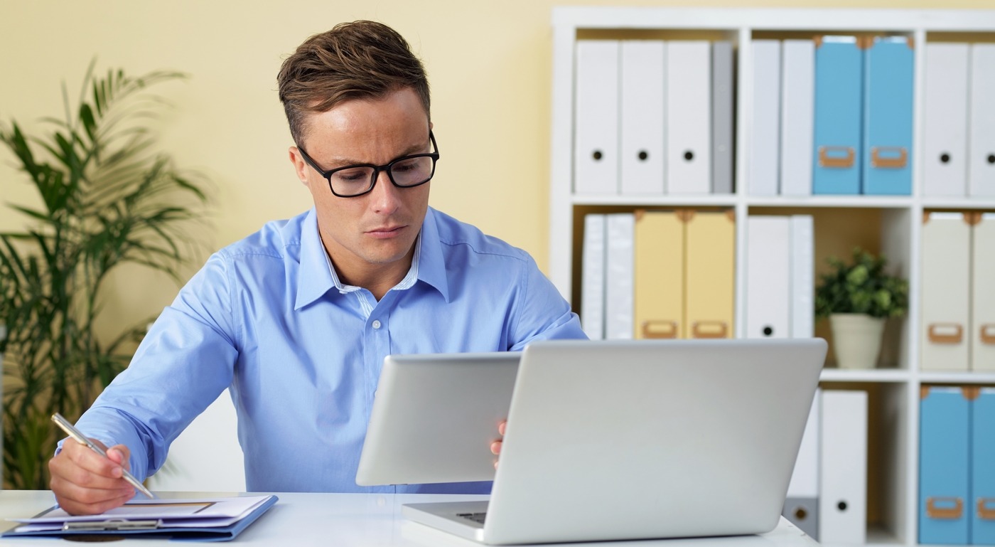 Découvrez les fonctionnalités et caractéristiques à surveiller pour bien choisir votre logiciel libre de gestion d'archives et un tableau comparatif des solutions disponibles. (Freepik/pressfoto) logiciel-libre-gestion-archives