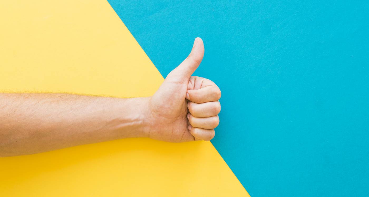 Si vous souhaitez savoir quel est le signe pour dire "bibliothèque" en LSF, vous trouverez la réponse en vidéo en bas de cet article. (Freepik) main-pouce-leve