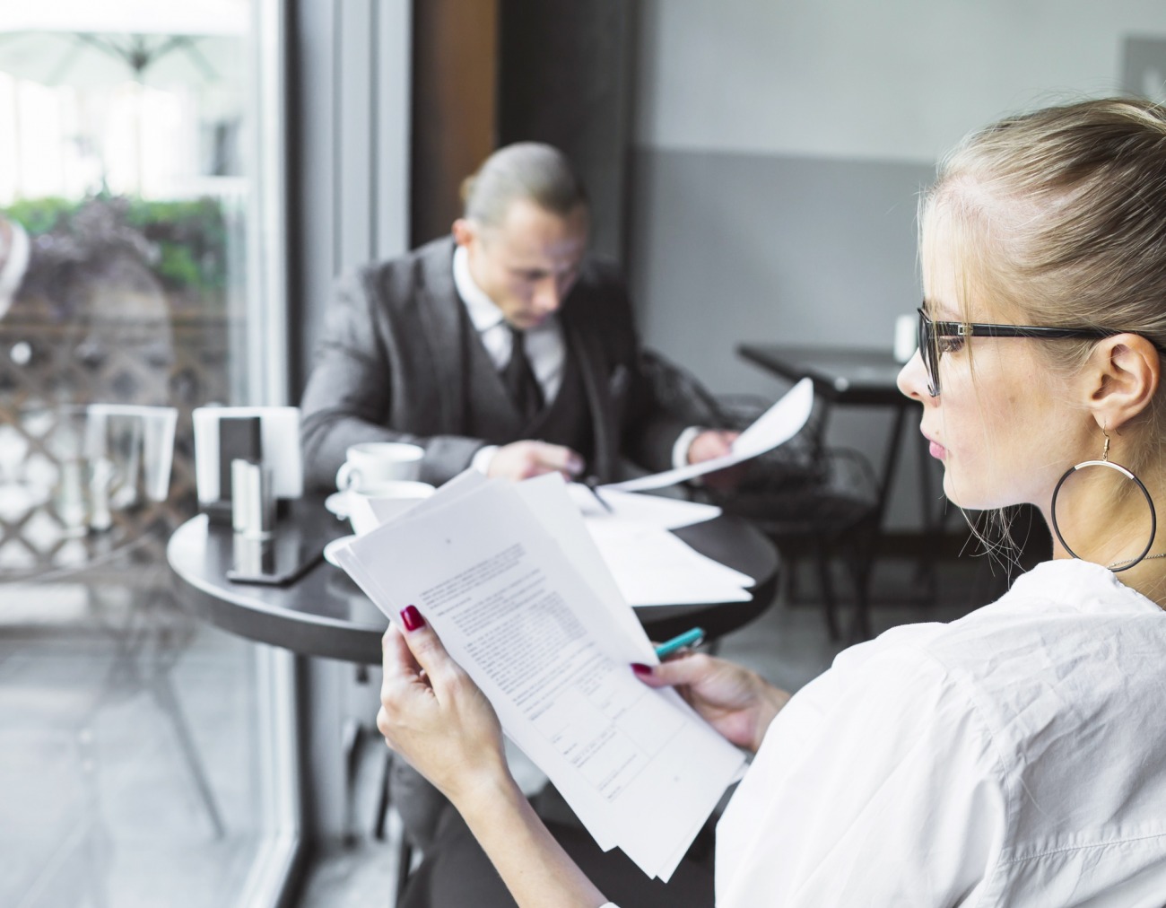femme-affaires-professionnelle-documents-restaurant