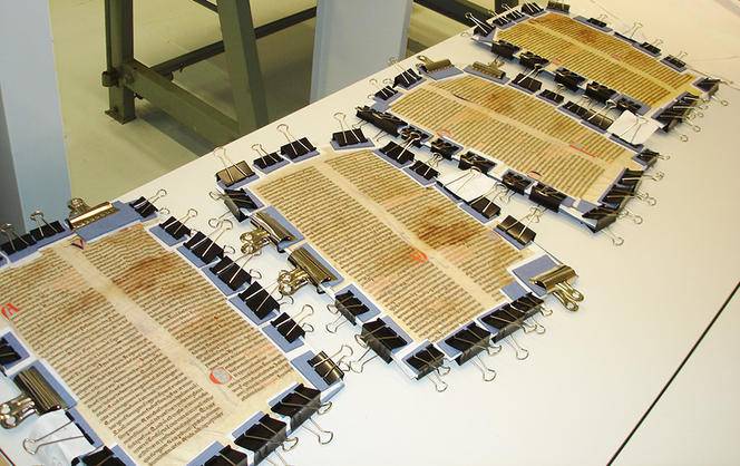 Les manuscrits de Chartres en cours de séchage (CNRS)