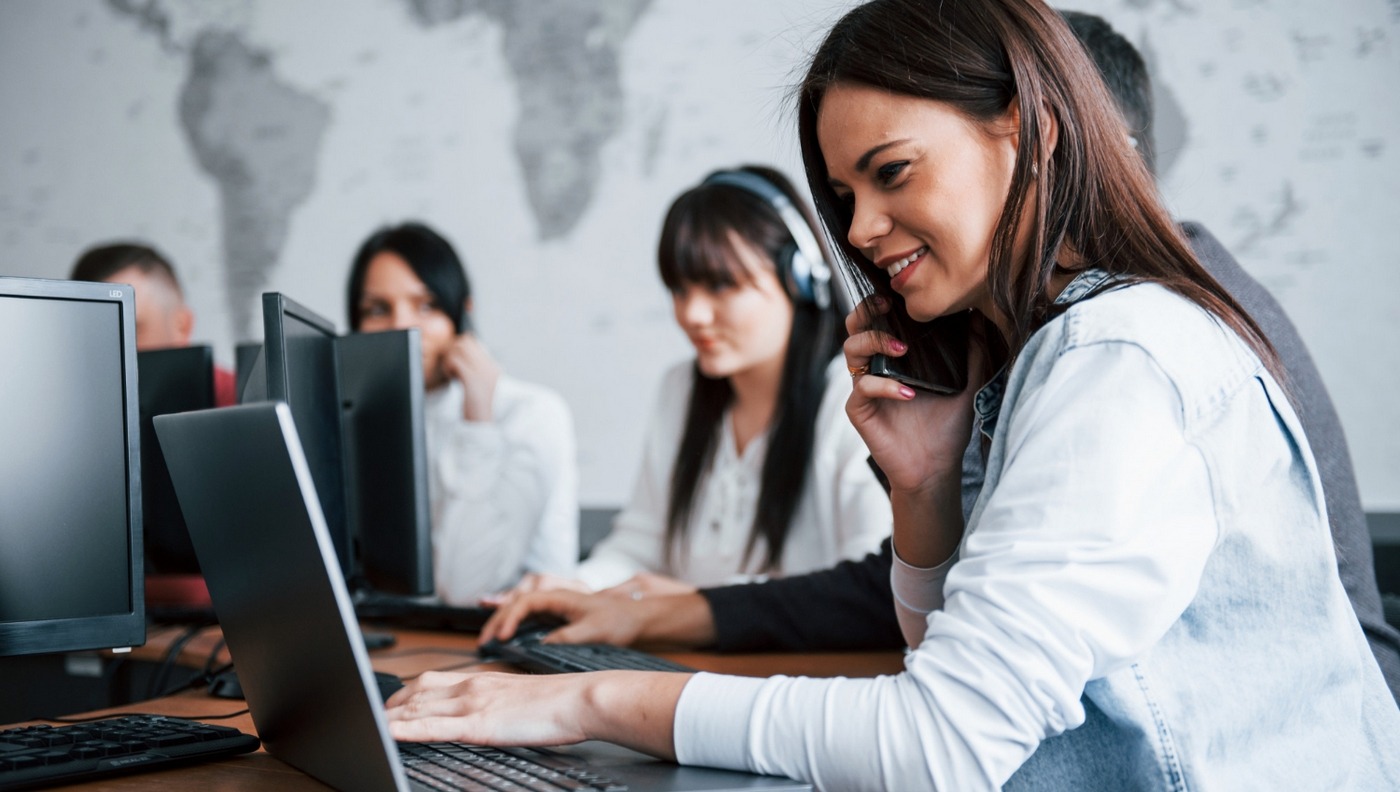 La crise sanitaire n'a pas transformé les missions basiques d'un professionnel de l'information documentation. Mais pour s'adapter, il a tout de même dû favoriser la gestion et la valorisation de documents et de ressources en ligne. (Freepik/standret) Maroc-transformation-numerique-information-documentation