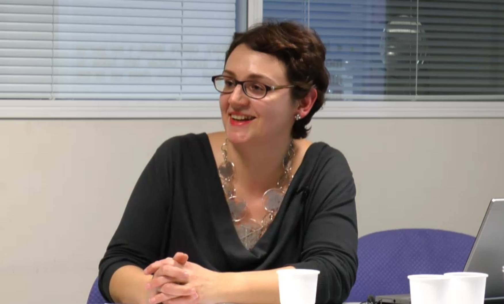 Michelle Bubenicek lors de la journée d'études "Femmes criminelles, femmes victimes devant la justice. Une parole au féminin ?" le 17 décembre 2015 au Campus Villejuif du CNRS. (Capture d'écran) Michelle-Bubenicek