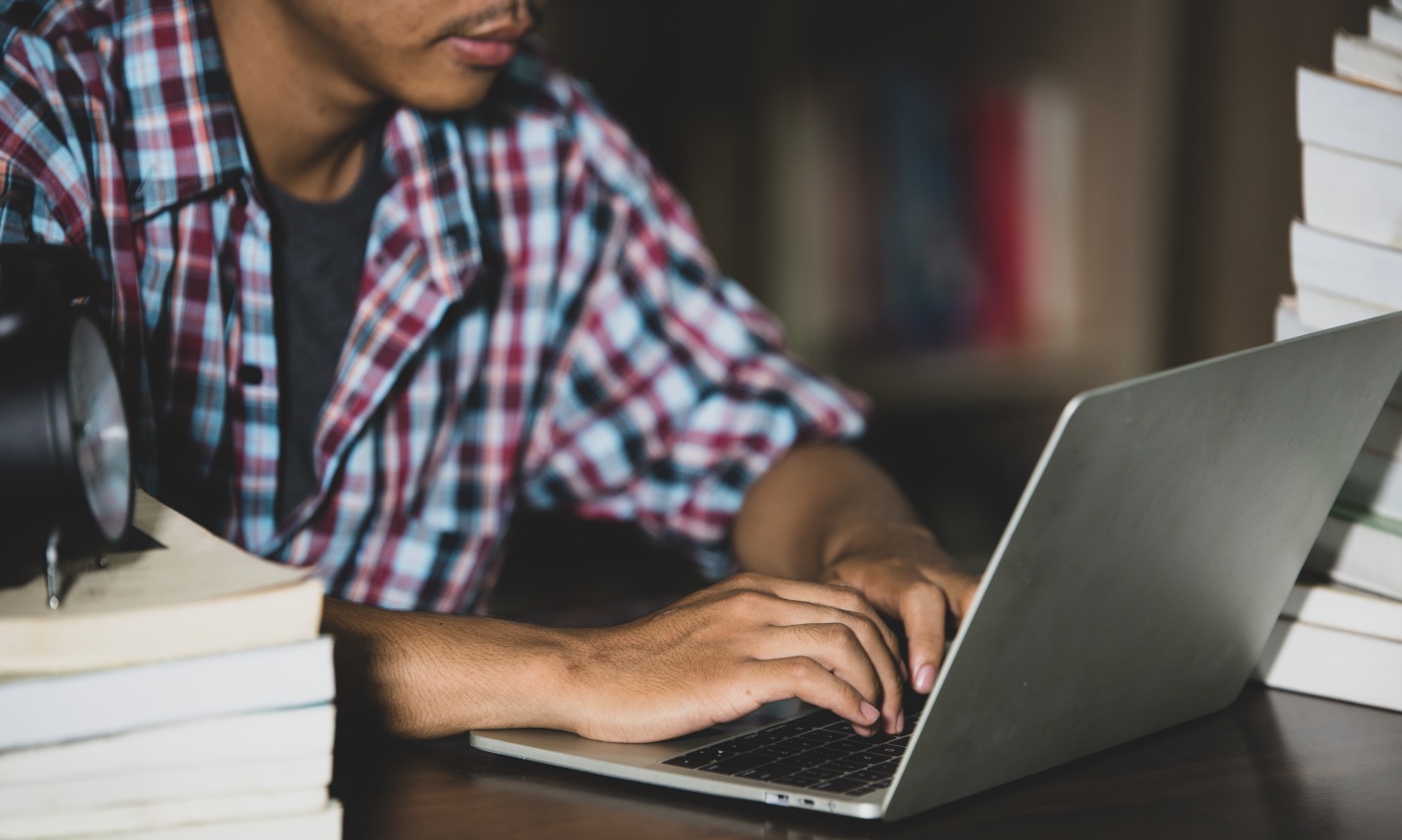 Là où les moteurs de recherche classiques interrogent tout le web (visible), les moteurs de recherche académiques se concentrent sur les articles, publications, revues et références bibliographiques académiques. (Freepik/jcomp) moteur-recherche-academique-universite-chercheur-etudiant