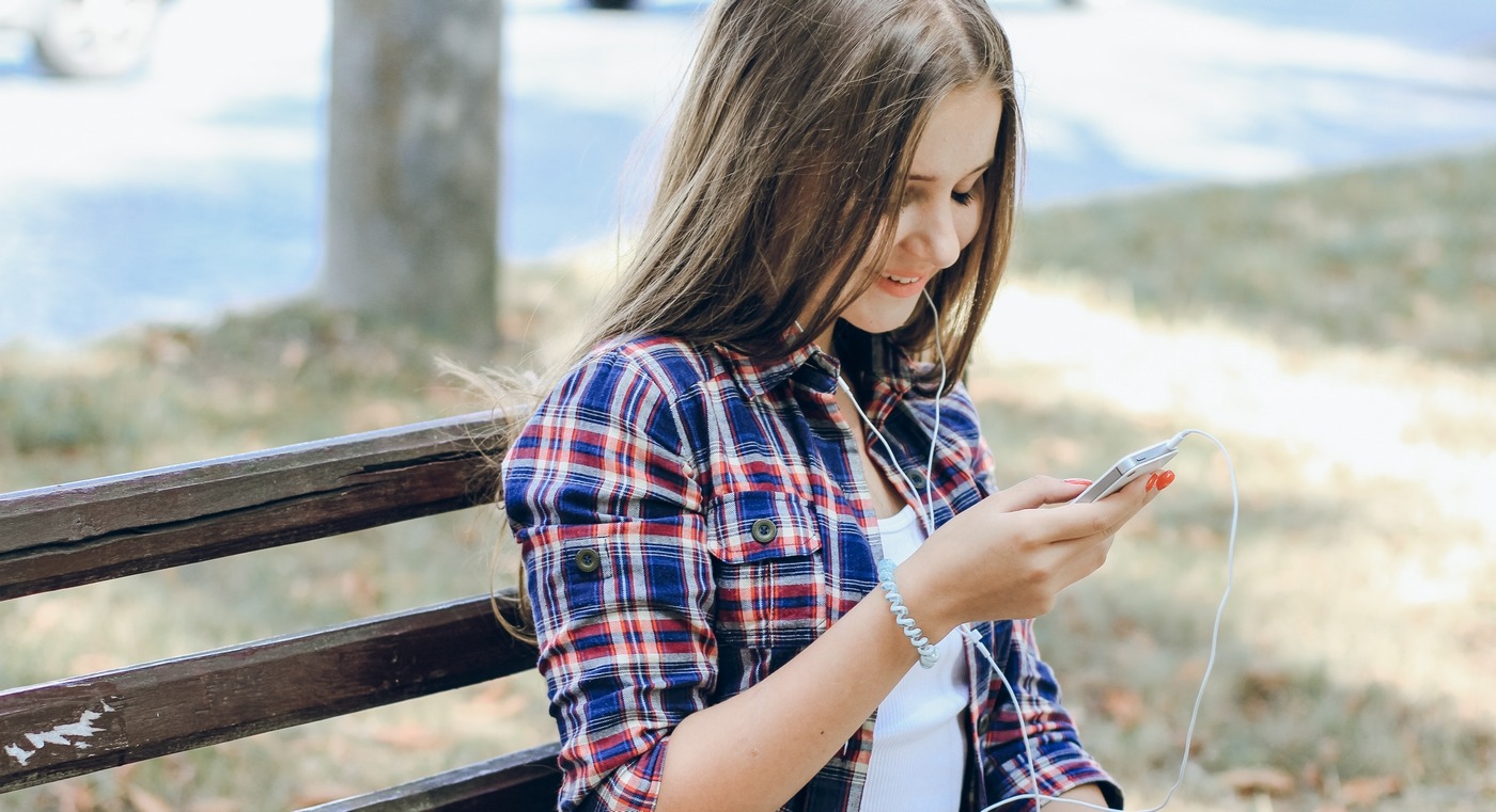 64 % de membres de la génération Z déclarent utiliser les moteurs de recherche pour rechercher des noms de marque, contre 94 % des baby-boomers. (Freepik/prostooleh) jeune-recherche-information-moteur-reseaux-sociaux