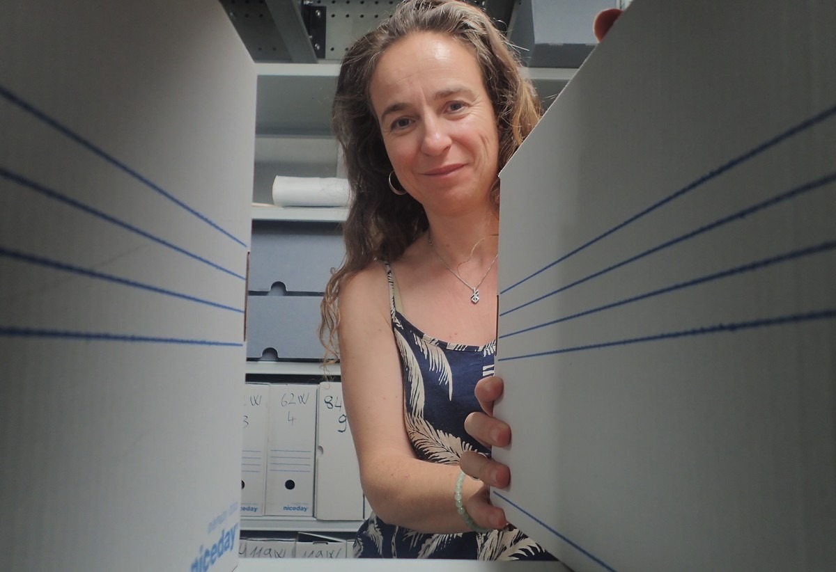 Fabienne Tiran, archiviste au Centre de Conservation et de Ressources du Mucem (© Mucem).