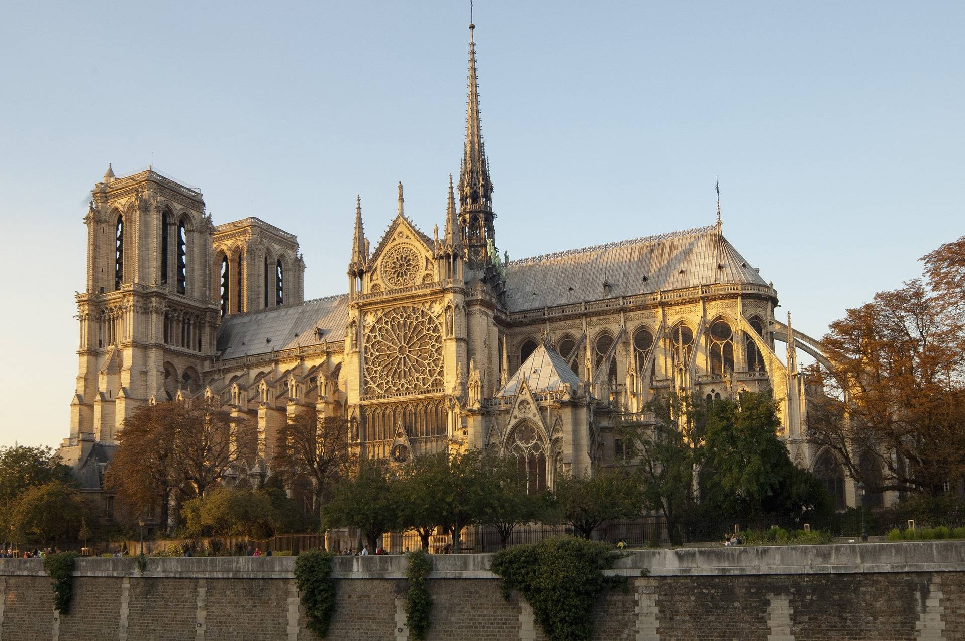 Le lundi 15 avril 2019 au soir, un incendie a ravagé la cathédrale Notre-Dame de Paris et détruit sa toiture, sa flèche et une partie de sa voûte. (Pixabay/corinabenesch) cathedrale-notre-dame-paris