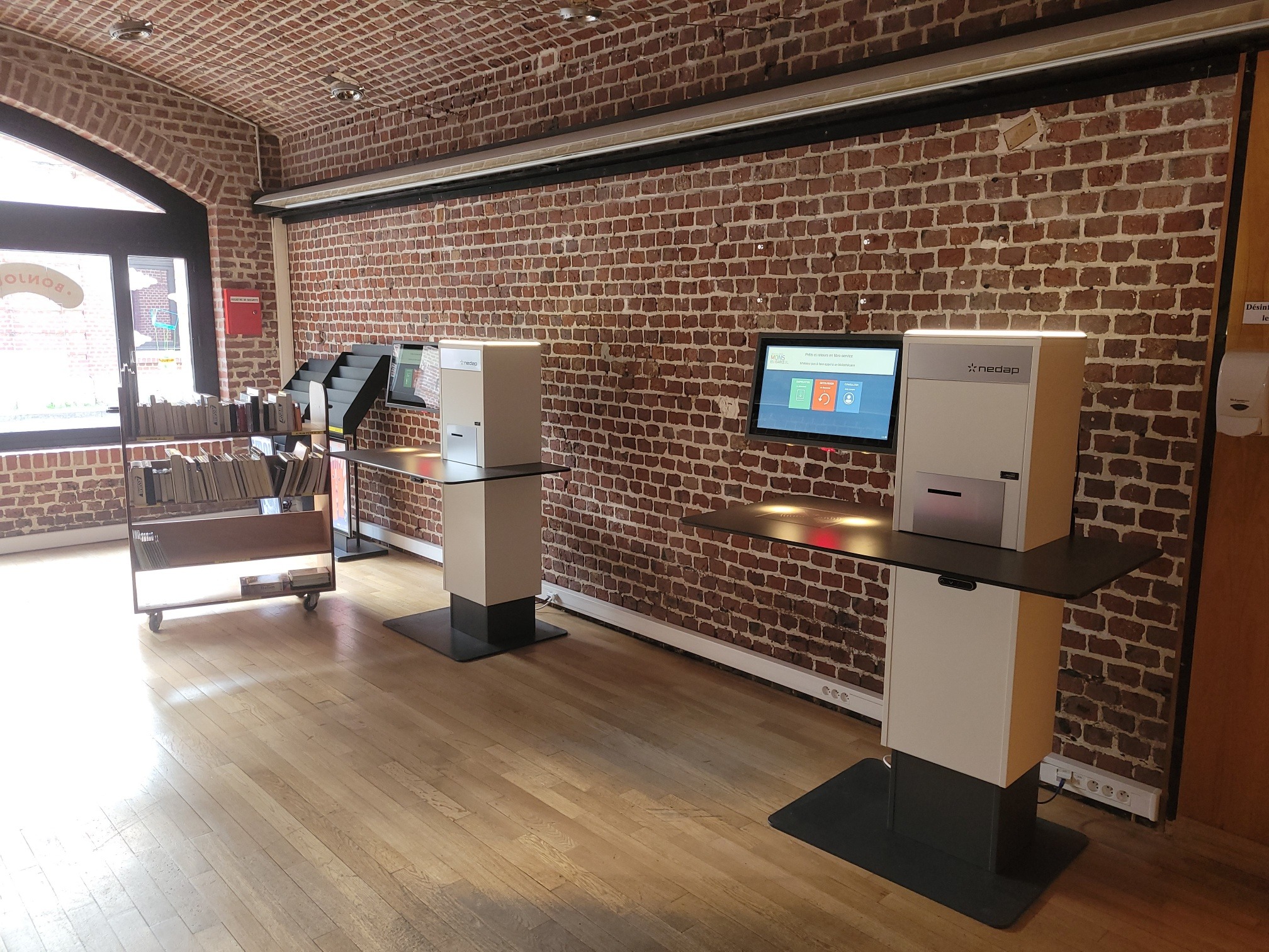 L'automate de prêt et de retour LibDesk (Nedap) Automates-libre-service-lecteurs-RFID-tablettes-Nedap-devoile-nouveautes-bibliotheques