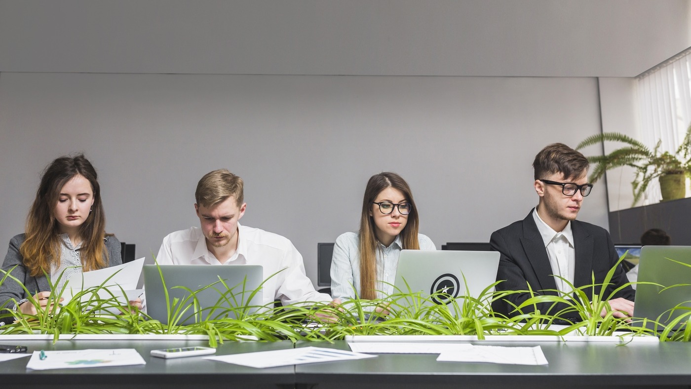 L'étude d'AdVaes affirme que l'adoption croissante des logiciels ESG est "encouragée par des réglementations comme la CSRD (Corporate Sustainability Reporting Directive) pour les entreprises éligibles". (freepik) Numerique-responsable-logiciels-RSE-font-place-dans-entreprises