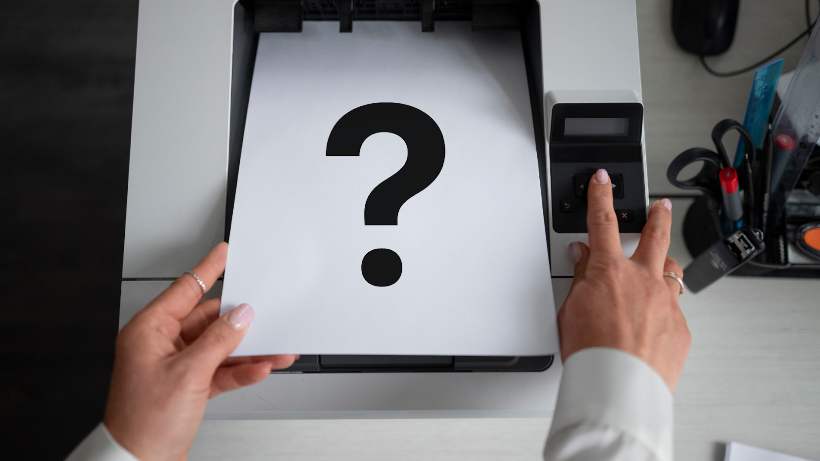 Entre leur transformation digitale et la généralisation du travail hybride, les organisations françaises ont largement modifié leurs pratiques en matière de numérisation. (Freepik) femme-scanner-imprimante-numerisation-travail