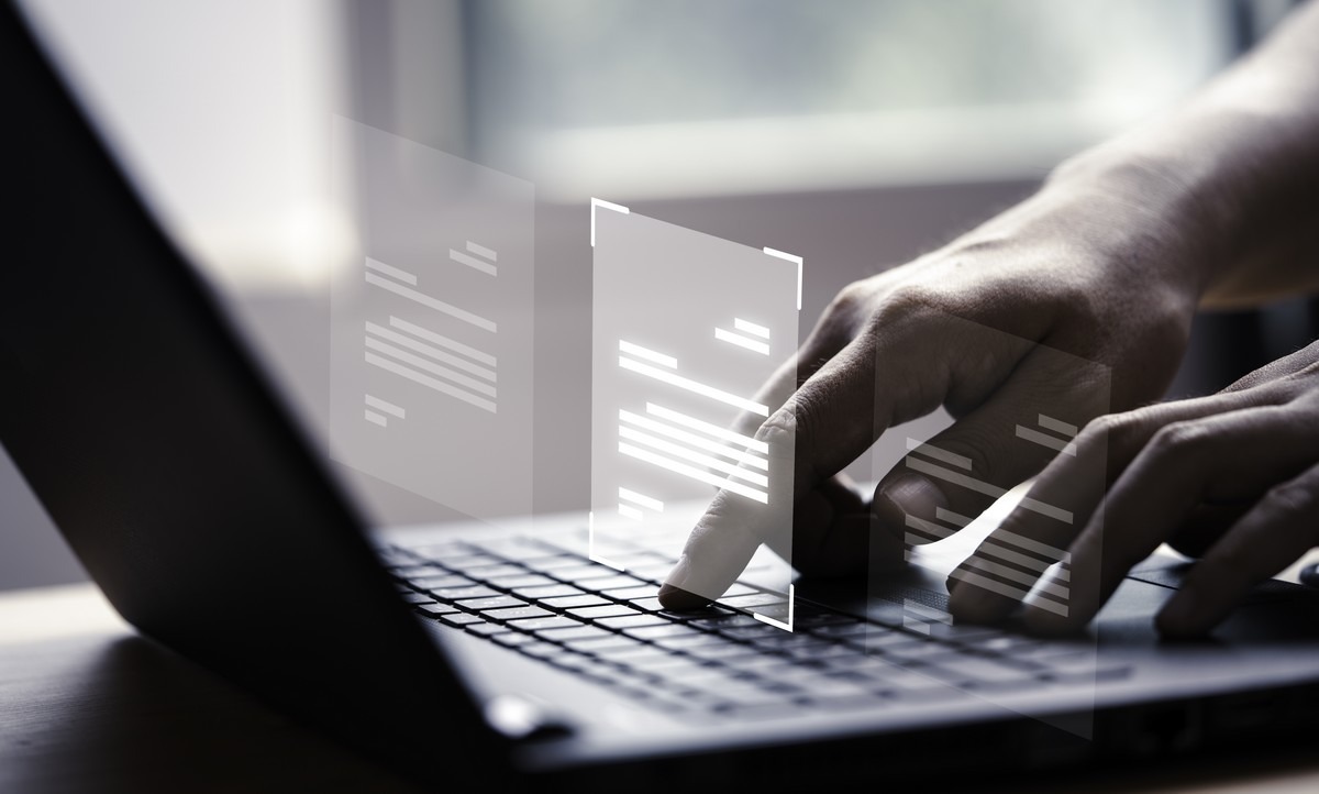 Open Bee permet aux organisations d'adopter une plateforme cloud de gestion de contenus intégrant des digital workspaces sécurisés (Freepik).