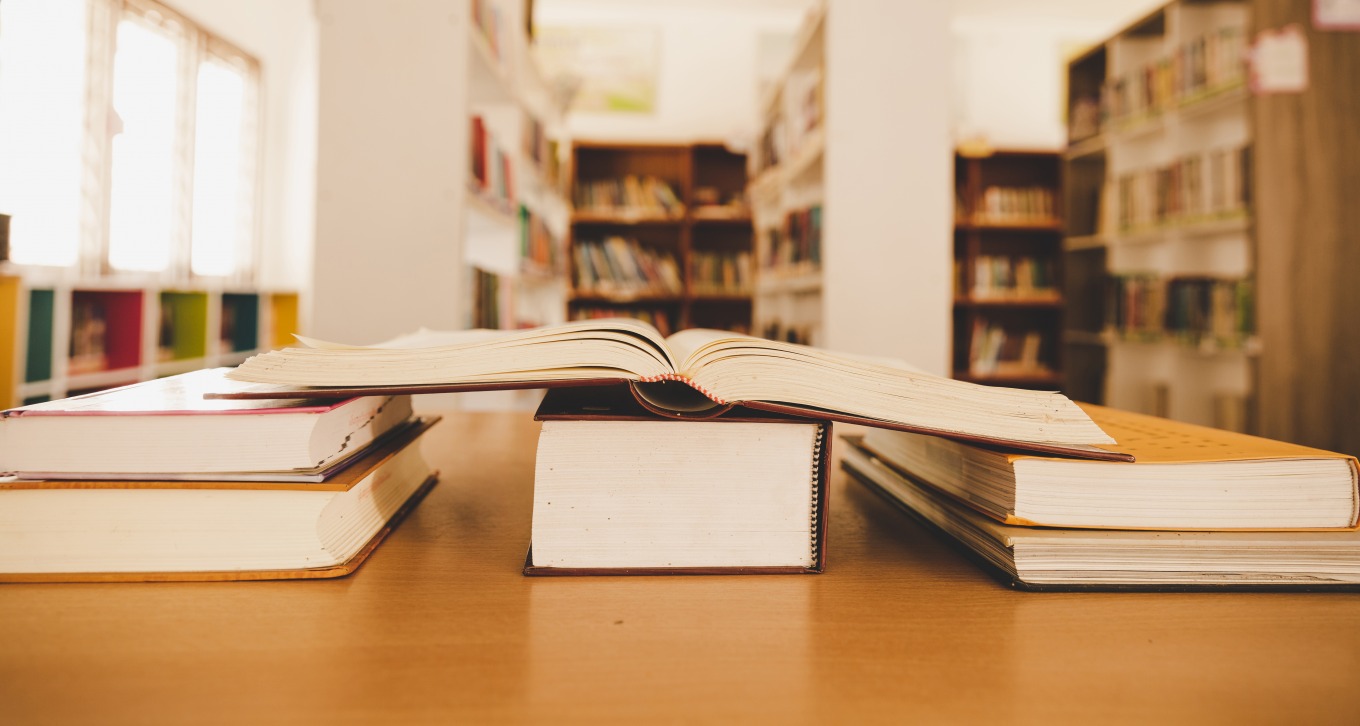 Open+ offre de nouvelles opportunités aux bibliothèques. (Freepik/jcomp) concept-apprentissage-education-ouverture-livre-manuel-ancienne-bibliotheque