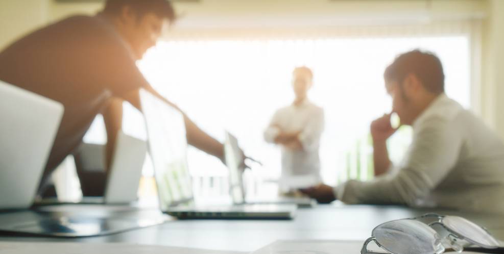 Au-delà de l’objectif de consolider les outils IT et permettre le partage de documents et connaissances, il s’agissait de créer une proximité et un esprit de communauté entre les agents. (Freepik/mindandi) ordinateur-reunion