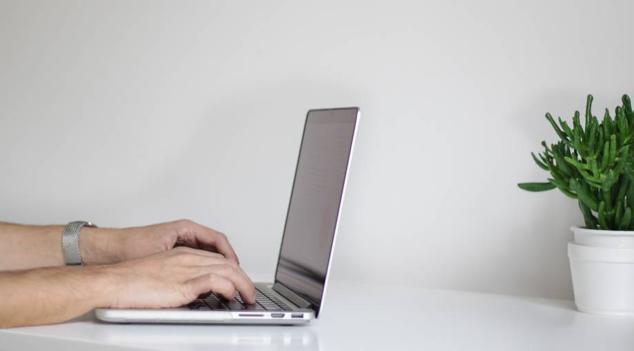Google Docs est une solution gratuite pour créer des documents, pour les modifier et même travailler à plusieurs, où que l'on soit. (Pexels/Pixabay) ordinateur-table