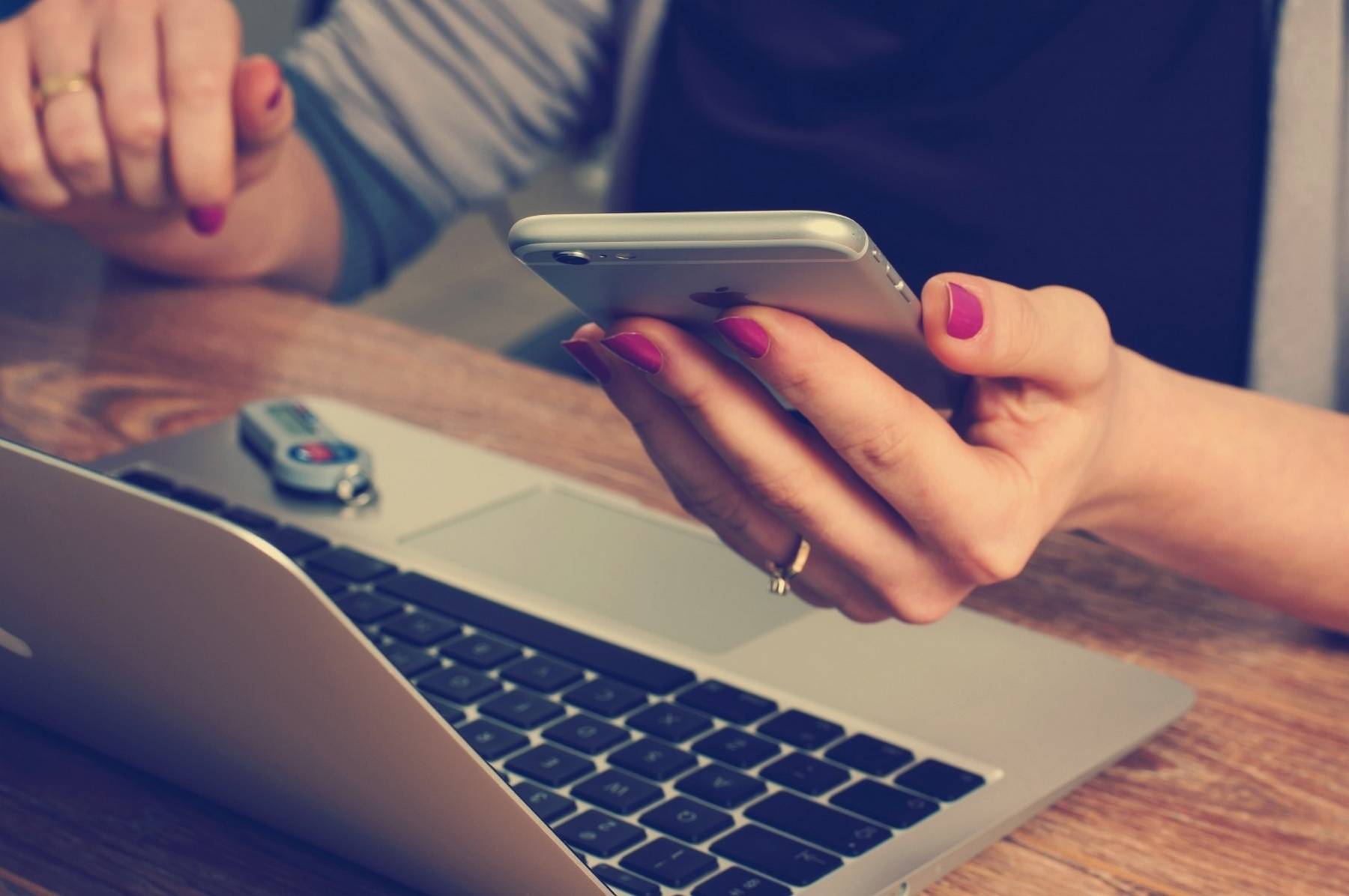 Pour rétablir un semblant d’ordre et de sécurité, certaines organisations ne font pas dans la demi-mesure et choisissent tout bonnement d’interdire l’accès à toute application non validée par la direction informatique. (VisualHunt) ordinateur-smartphone-cafe