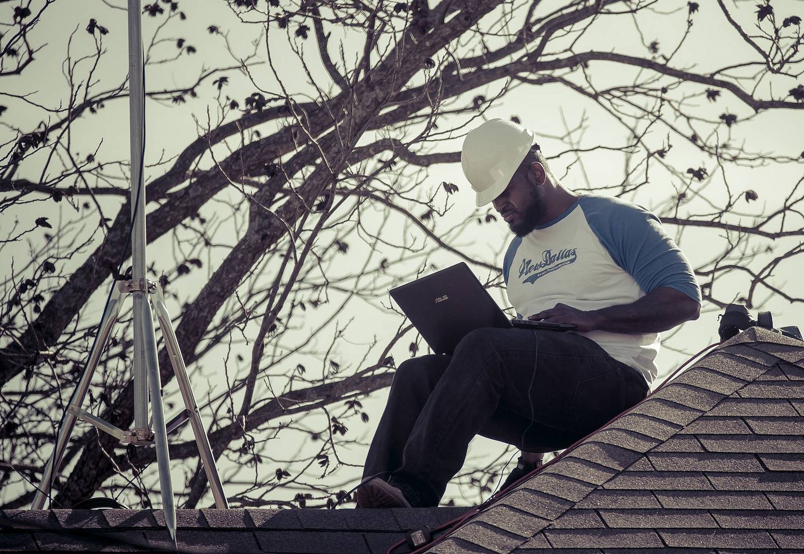 Les secteurs qui recrutent le plus : le trio de tête fait apparaître les services et le conseil (23 %), puis la banque-assurance (21 %) et l’industrie (13 %). (jDevaun.Photography via Visual hunt / CC BY-ND) ordinateur-bricolage