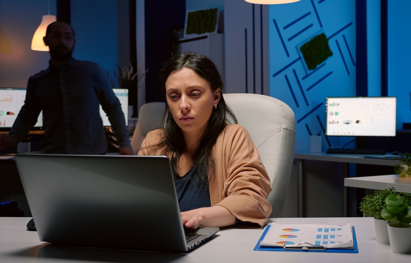 Dans bien des cas, l’équipe de veille joue un rôle crucial dans la prise de décisions et l’évolution des pratiques. (DCStudio/Freepik) outil-veille-quebec-evolution-automatisation